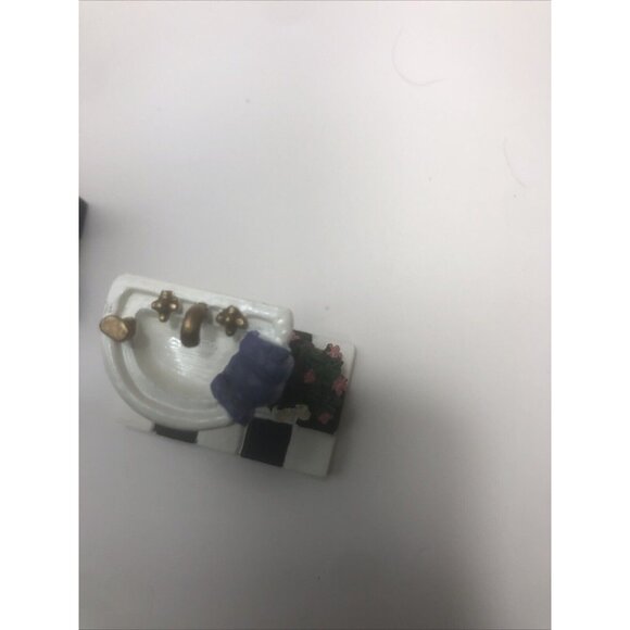 Avon - Victorian Memories Miniature Furniture Collectibles 5 piece- Bathroom - Picture 11 of 14